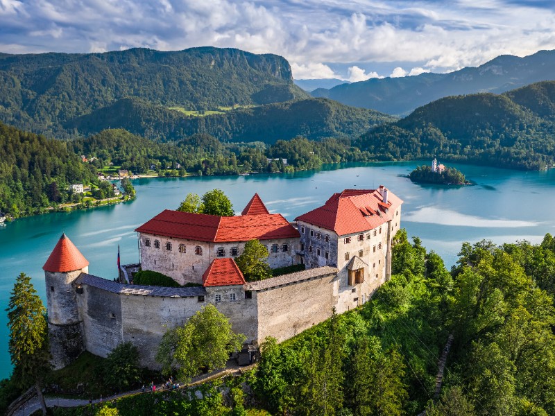 Sicht auf Bleder Burg, See und Insel.