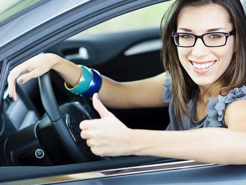 Die Brille hilft Ihnen bei Autofahren. 