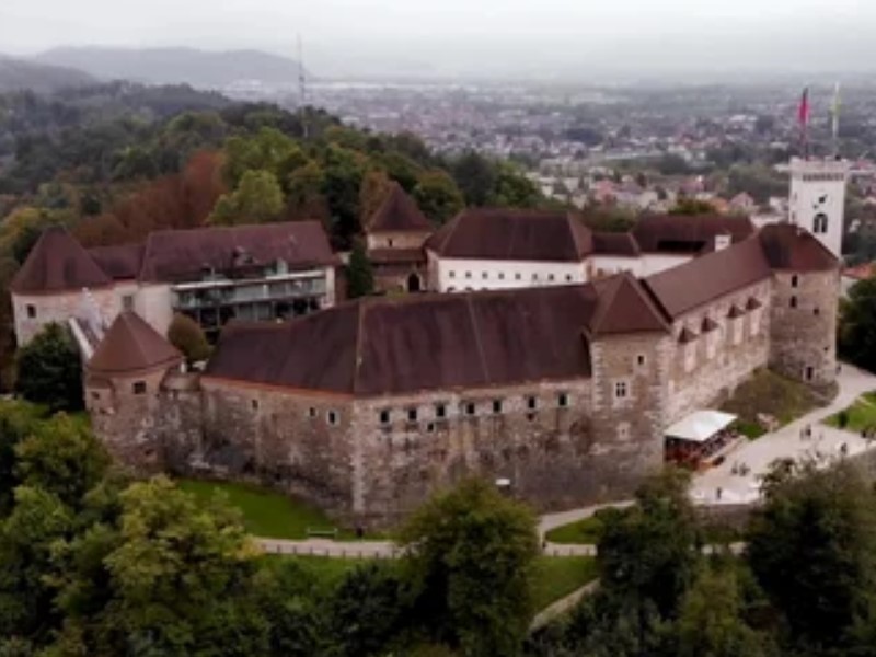 Die Burg von Ljubljana diente wie Verteidigung der Stadt.  