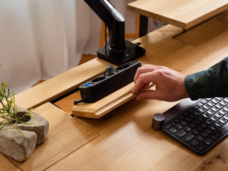 Hohenverstellbarer Schreibtisch für optimale Arbeitsbedingungen mit dem Sie Ihre Arbeitsfläche anpassen können.