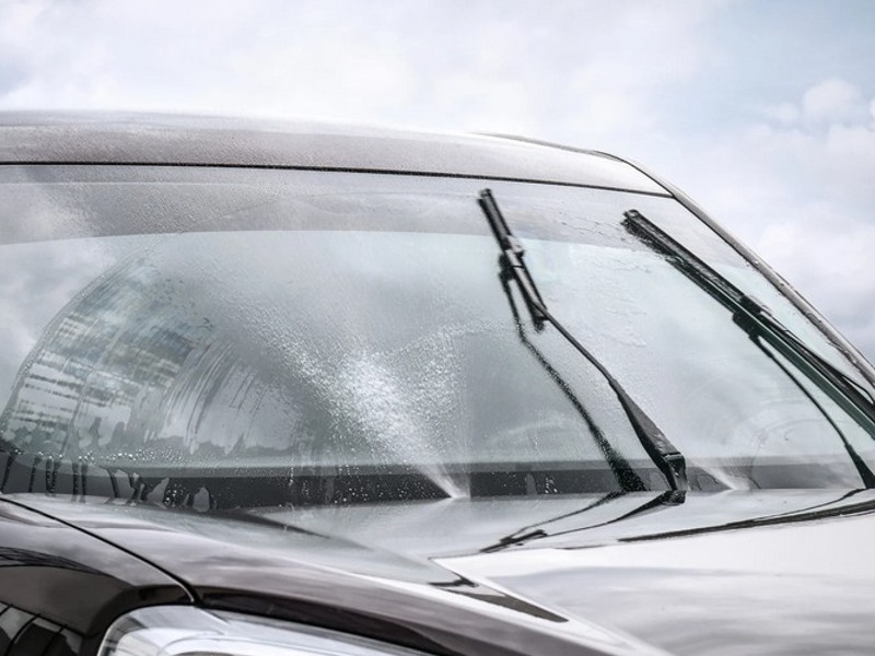Scheibenwischer entfernen Regen, Schnee, Schmutz, Pollen, Frost und andere Ablagerungen