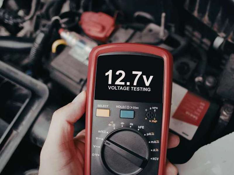 Autobatterie Spannung messen